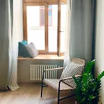 Апартаменты Stylish New In Old Town - Centre, Self Check-in, Walkable To Major Attractions *