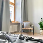 Апартаменты Stylish New In Old Town - Centre, Self Check-in, Walkable To Major Attractions *